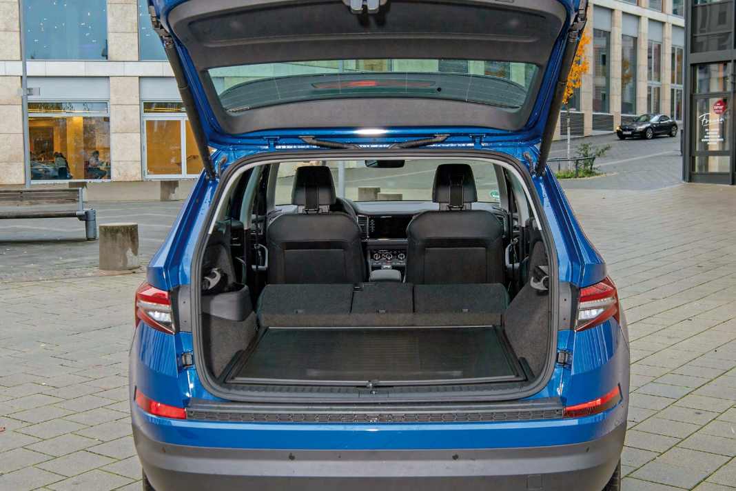 Der riesige Kofferraum fasst 835 bis 2.065 Liter, dazu ist die Rückbank serienmäßig in Segmenten längs verschiebbar, die Lehnenneigung einstellbar