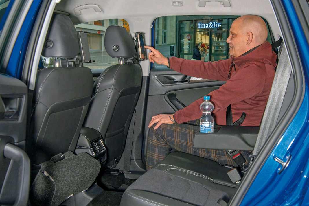 Solch eine ungeheure Kopf- und Kniefreiheit auf der Rückbank ist selbst in der Luxus-Klasse nicht alltäglich
