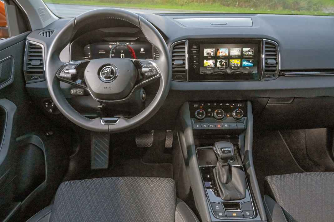 Das Cockpit ist aufgeräumt und dank der verbliebenen Taster und Drehregler auch während der Fahrt bestens bedienbar