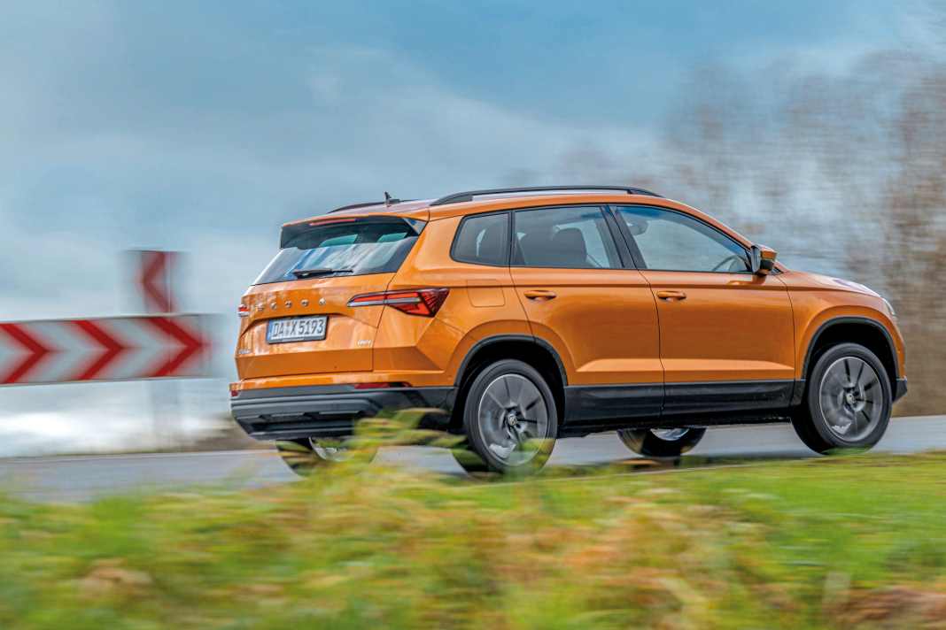 Fahrdynamisch lässt der Skoda Karoq 2.0 TDI DSG 4x4 dank seines Allradantriebs und der feinen Abstimmung kaum Wünsche offen. Wer es sportlicher liebt, wählt das Performance-Paket mit dem adaptiven DCC-Fahrwerk und der Progressivlenkung für 910 Euro extra | Fotos J. Bürgermeister