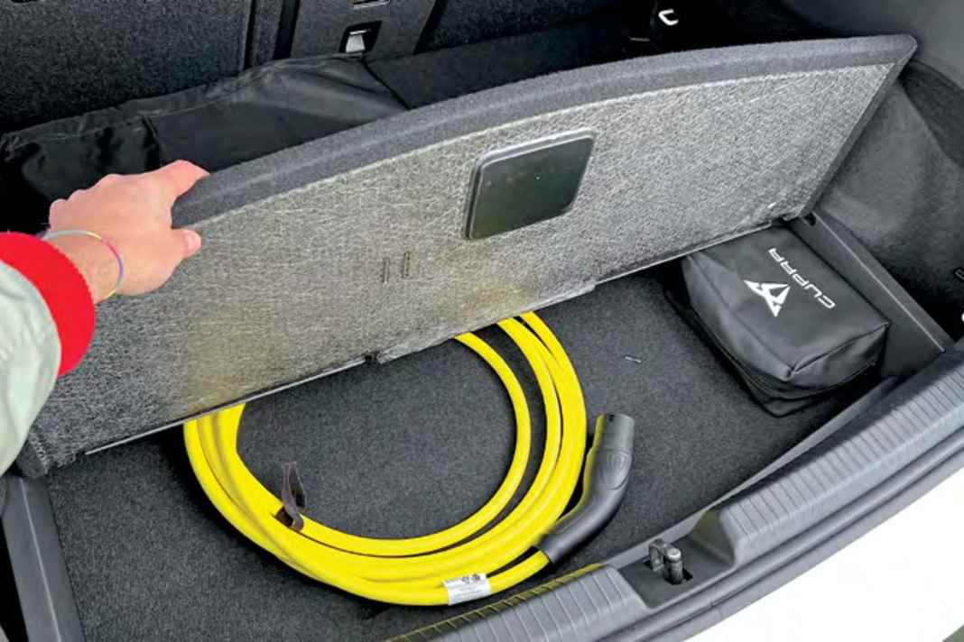 Das empfehlenswerte Cargo-Pack für 400 Euro Aufpreis umfasst den variablen Gepäckraumboden sowie ein Netzkabel für die Haushaltssteckdose – man weiß ja nie ...