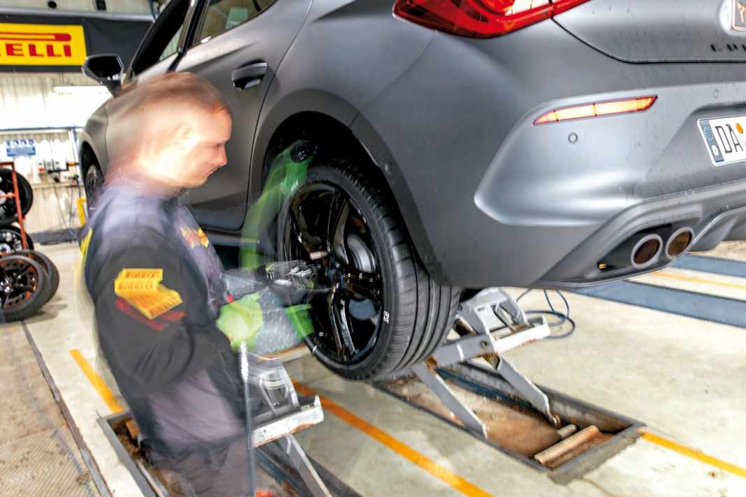 Flink und fleißig: Ohne erfahrene Reifenmonteure wäre ein geregelter Testablauf nicht möglich