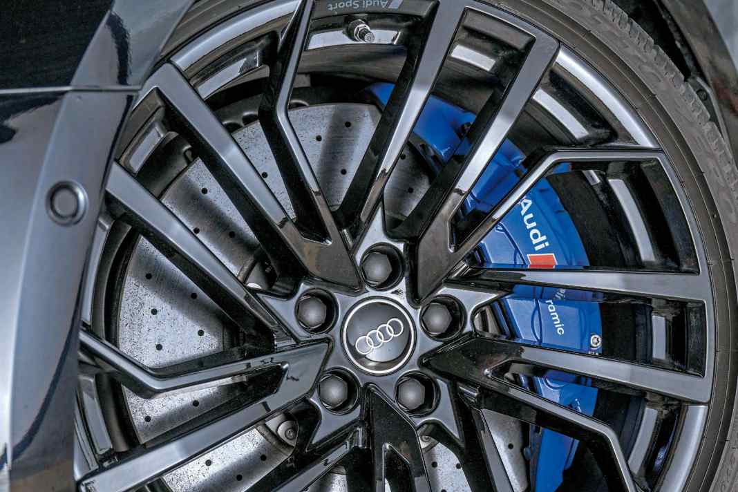 Formatfüllend: Die Keramikbremsanlage passt gerade so unter die 20-Zöller | Fotos J. Bürgermeister, Audi (3)