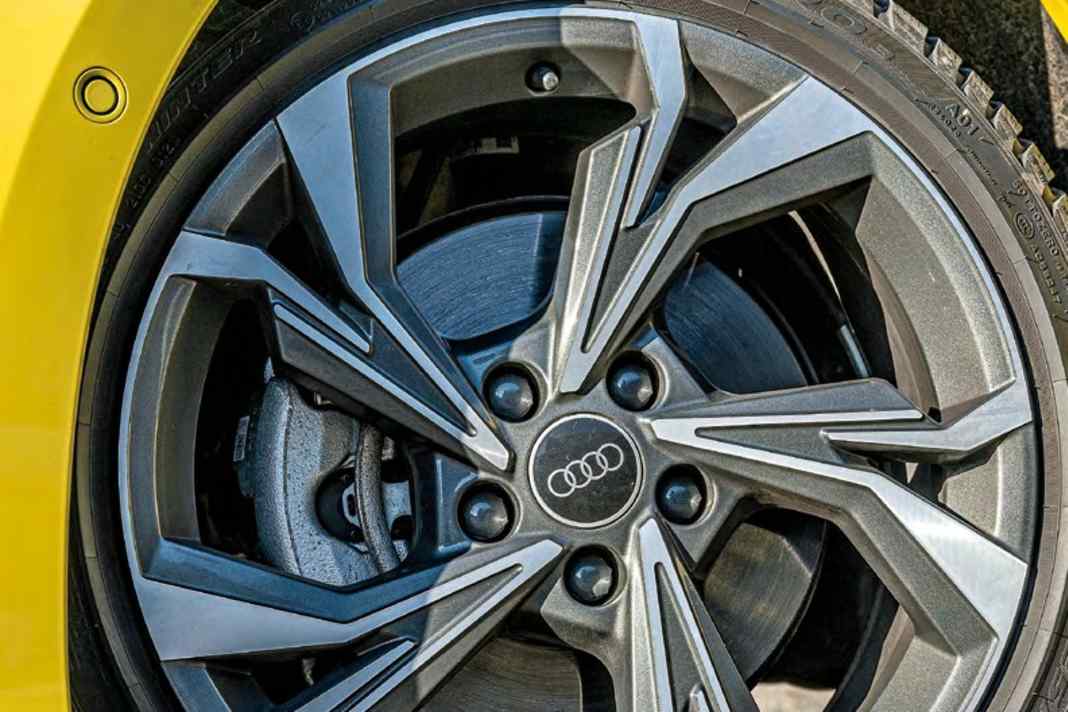 Der A3 SB S-Line rollt in Serie auf 17-Zöllern vor, am Testwagen waren 18-Zoll-Alus im 5-Y-Speichen- Design in Grafitgrau glanzgedreht mit 225/40er-Reifen für 1.050 Euro montiert