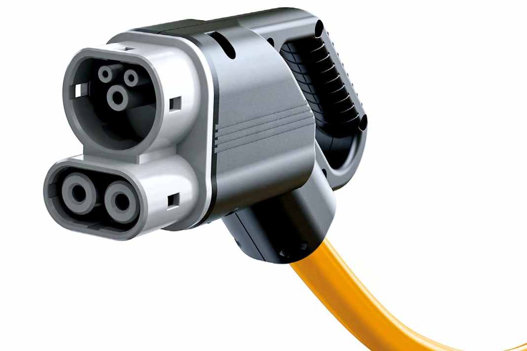 Für schnelles DC-Laden braucht es einen speziellen Stecker (CCS), der den abgeplatteten runden Typ2-Stecker des AC-Ladens um eine ovale Sektion darunter ergänzt. Das CCS-Ladekabel ist stets in die Ladesäule integriert