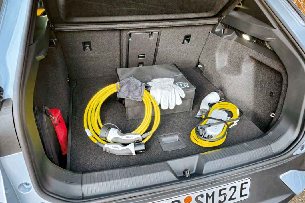 Das Mode-3-Ladekabel (links) gehört zur Serienausstattung, verbindet den ID mit der Ladesäule. Das Notladekabel (rechts, 237 Euro) erlaubt ein (langes) Laden mit 230 V. Praktisch: die VW-Faltbox (62 Euro) für das Ladekabel mit Handschuhen und Reinigungstuch