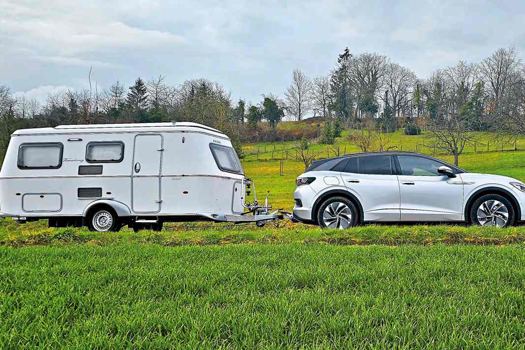 Caravan-Fans aufgepasst: Der ID.4 GTX bietet 299 PS und 1.400 kg Anhängelast – bei 8 % Steigung. Auf einer 115-km-Tour mit einem aerodynamischen 1,2-Tonnen-Wohnwagen bei Tempo 100 und 9° Celsius lag der Verbrauch bei 33,4 kWh/100 km, die Reichweite bei 230 km