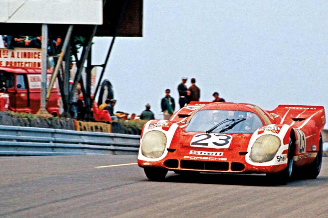 Hans Herrmann und Richard Attwood erzielen am 14. Juni 1970 auf einem 917 erstmals einen Le-Mans-Gesamtsieg für Porsche