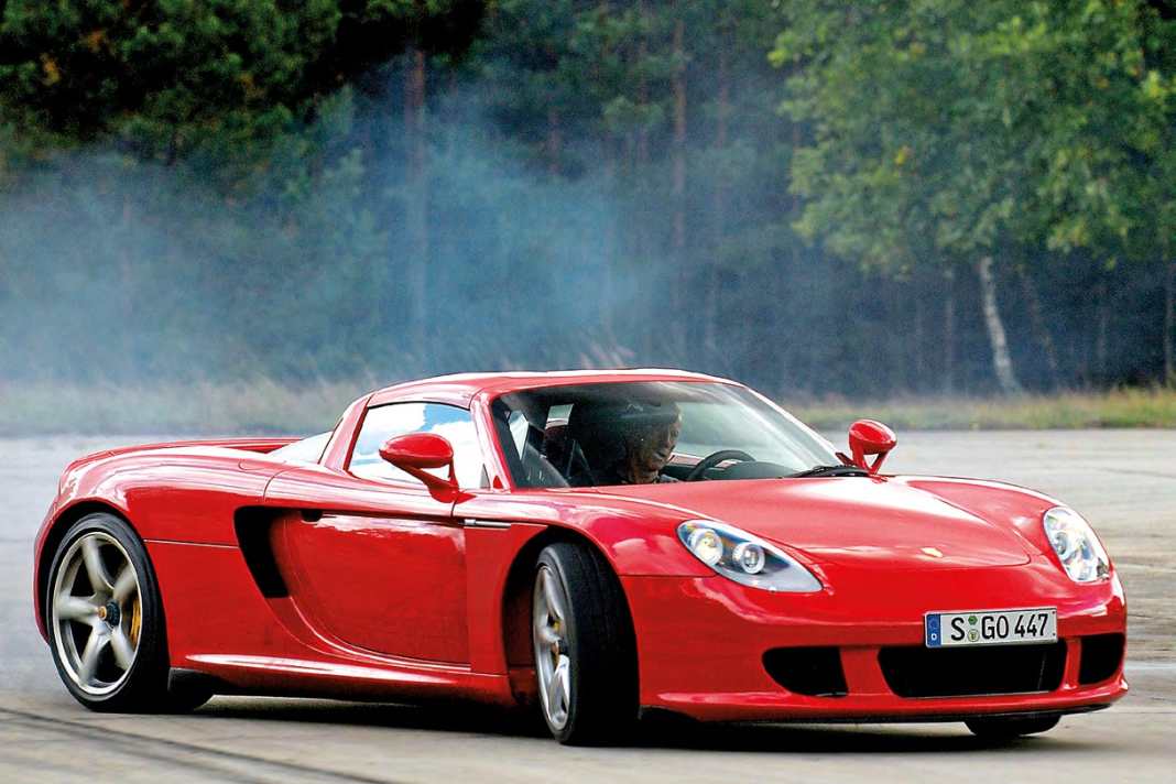 CFK-Chassis, 612-PS-V10, Kermamikbremsen – Rennsporttechnik pur im Carrera GT von 2003. Verantwortlich für das Fahrwerks-Setup: Walter Röhrl – hier bei der Arbeit