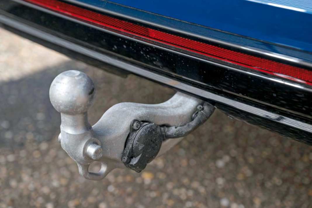 1.365 Euro kostet die elektrisch klappbare Anhängerkupplung inklusive Trailer-Assist. Der Touareg 3.0 TDI darf bis zu 3.500 Kilo ziehen