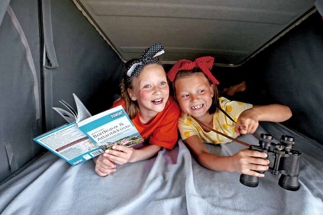 Platz genug – vor allem, wenn man sich mag, und gute Laune hat: Das obere Bett misst 1,9 mal 1,1 Meter