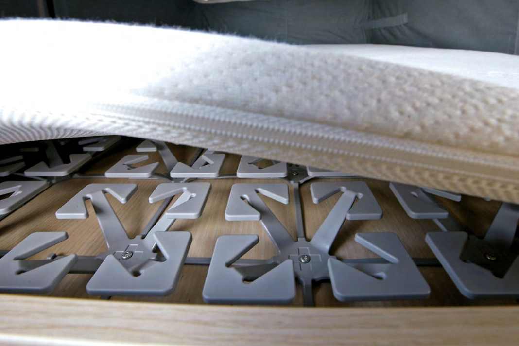 Das obere Bett hat eine 40 Millimeter messende Kaltschaummatratze, die Froli-Elemente sorgen für Liegekomfort