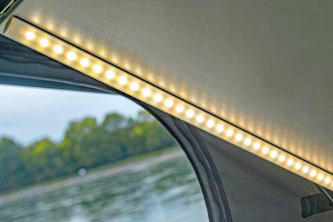 Die beiden LED-Stäbe sind leider nicht dimmbar, das wäre noch so ein Aspekt, der sich verbessern ließe