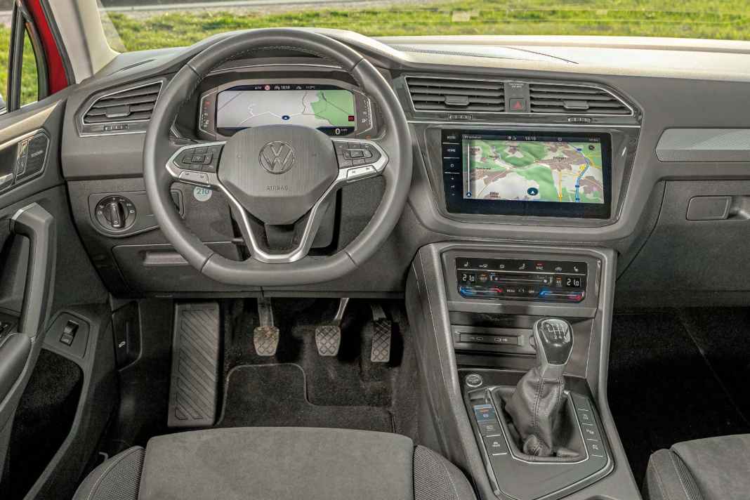 Obwohl das aktuelle Tiguan-Cockpit einiges an Digitalem und vieleTouch-Bedienflächen bietet, gibt es keine Rätsel auf