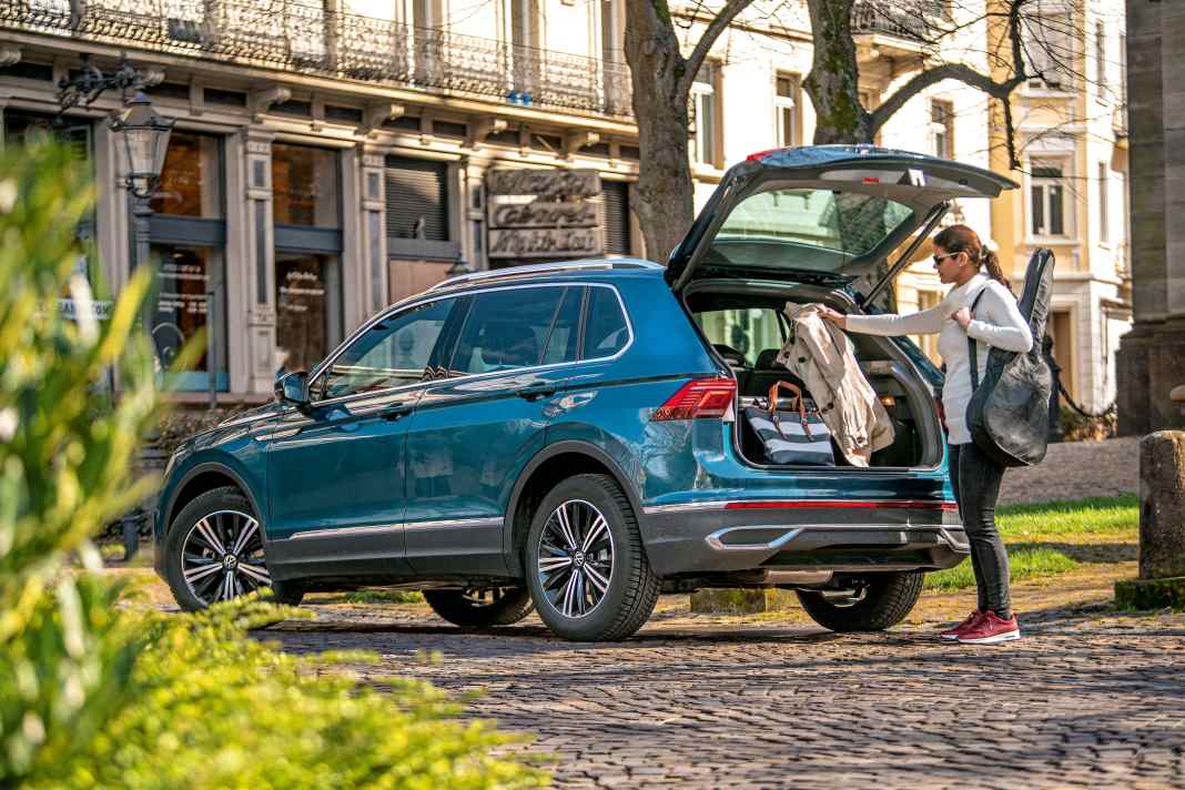 Ob in der Stadt, auf dem Land, vor dem Baumarkt oder vor der Oper – der vielseitige, praktische und elegante Tiguan macht überall eine gute Figur