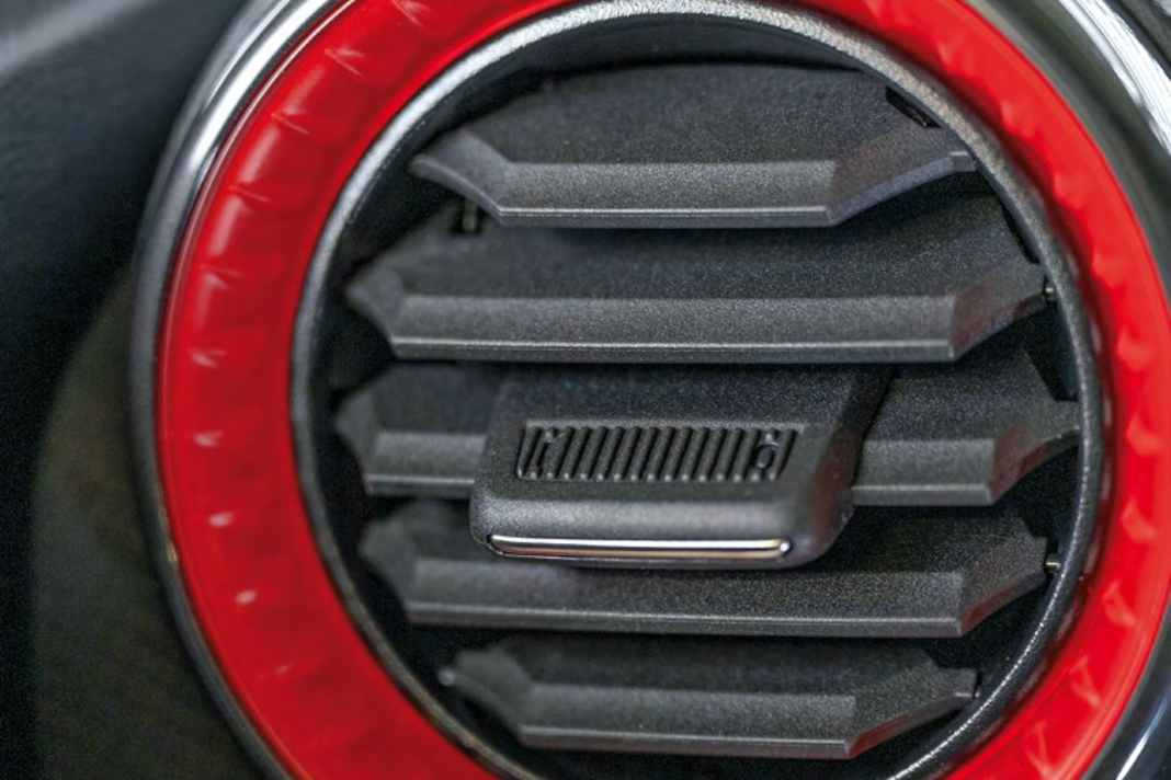 Der Kunde sieht rot? Kein Problem, die auffälligen Rahmen um die Lüftungsdüsen können auch aufpreisfrei abgewählt werden