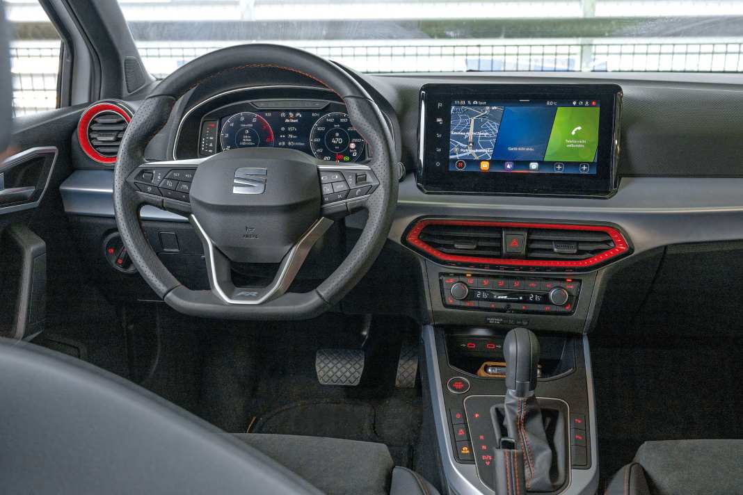 Modernes Cockpit mit großem Touchscreen, dazu Schalter, Drehregler und ein MF-Lenkrad zur Bedienung wichtiger Funktionen.