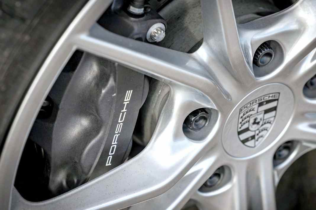 Standfeste Serienbremse mit innenblüfteten und gelochten Scheiben sowie Vierkolben-Sätteln