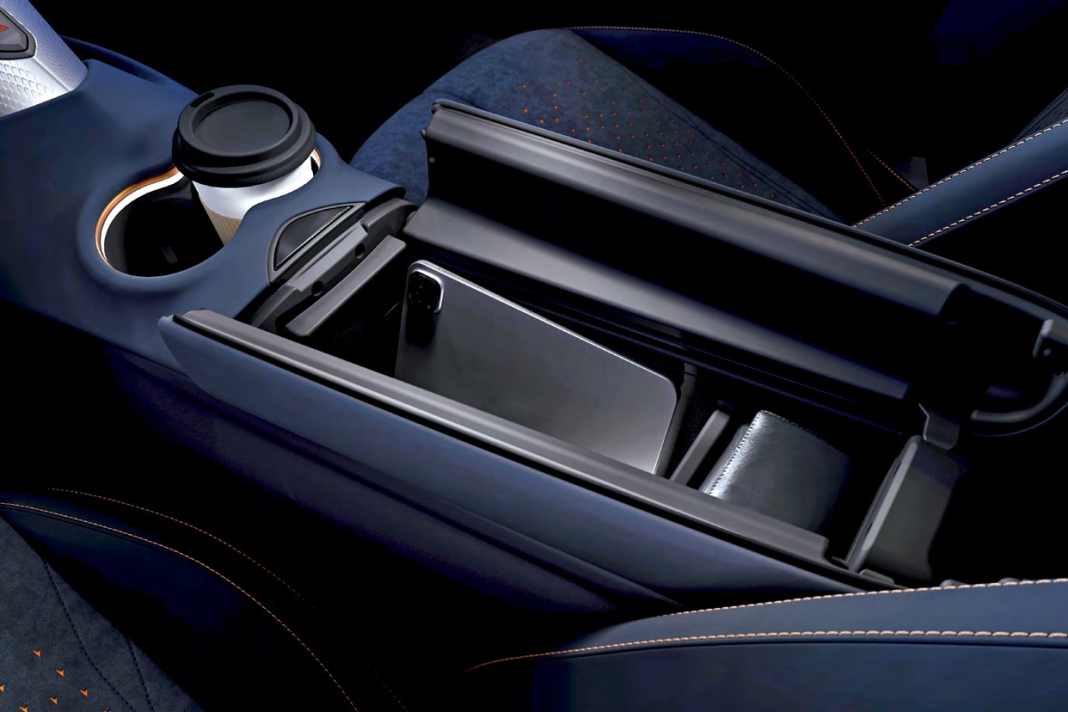 Trotz spacigem Interieur-Design vernachlässigt der Tavascan nicht seine Pflichten: Mittelkonsole mit großzügigen Ablagemöglichkeiten