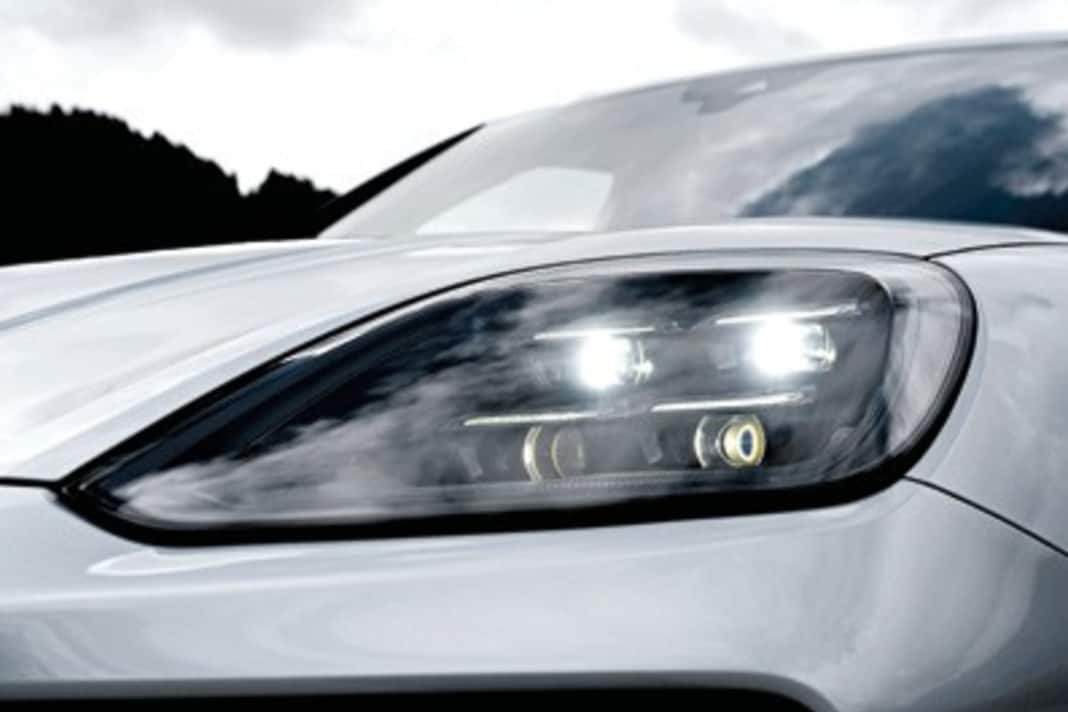 Optional bietet Porsche im neuen Cayenne erstmals das hochauflösende HD-Matrix LED-Licht an – mit jeweils über 16.000 Pixeln pro Scheinwerfer