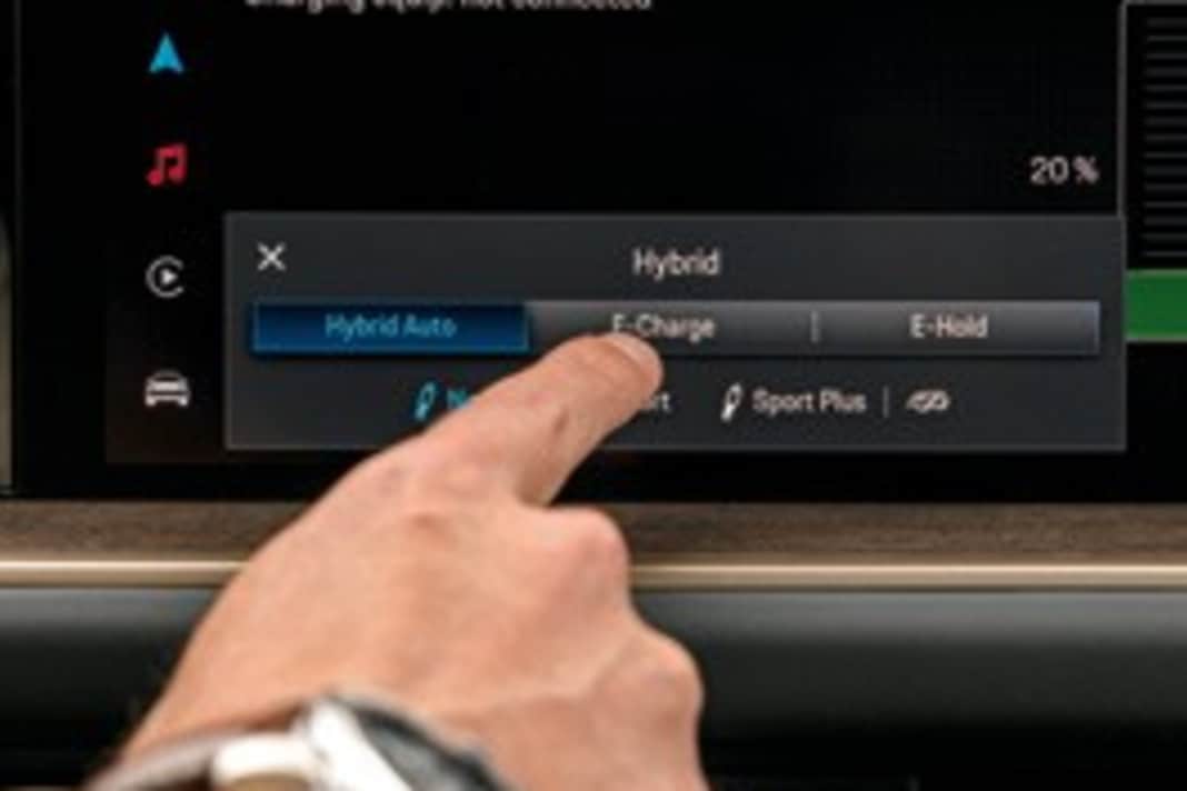 Unzählige Verstellmöglichkeiten: Neben den üblichen Fahrmodi und der Abgasklappensteuerung lässt sich beim PHEV auch der Hybridmodus wählen