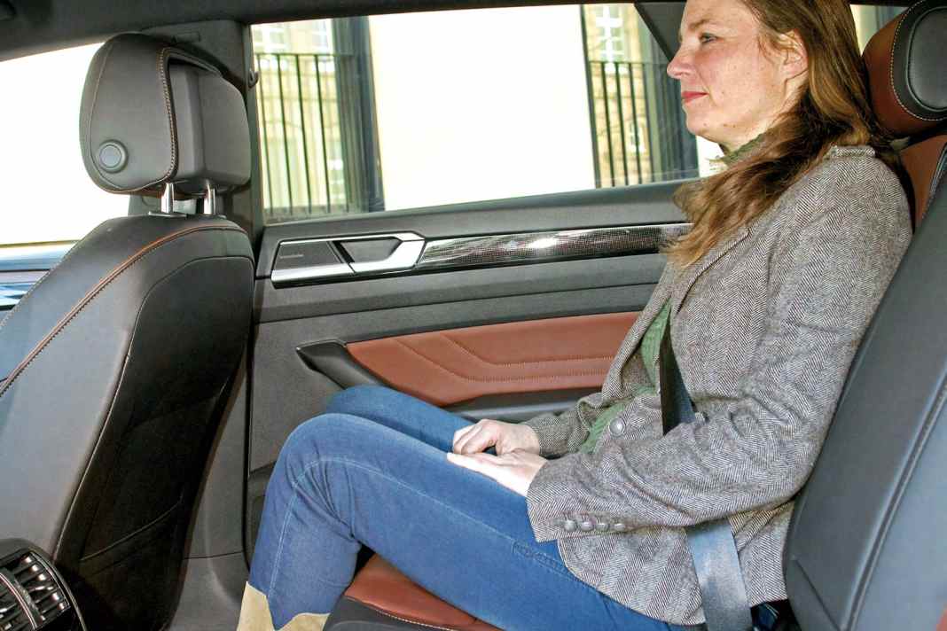Auf der Rückbank ist reichlich Platz für die Knie und auch für den Kopf – sogar trotz der leicht nach hinten abfallenden Dachlinie