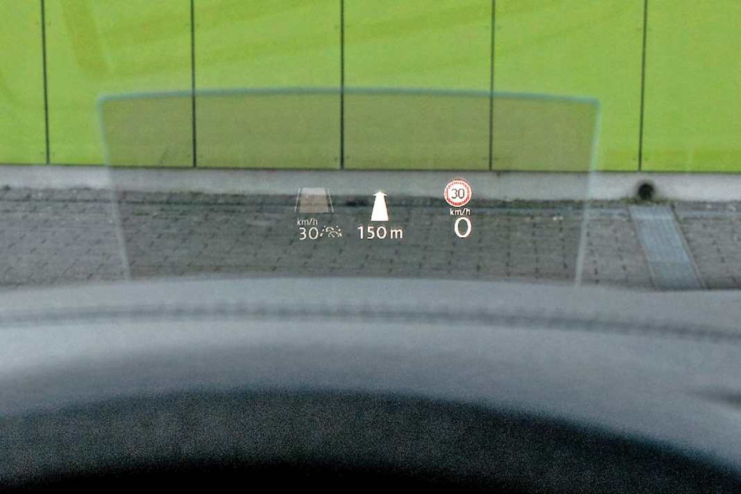Ein Head-UP-Display mit kleiner, ausfahrbarer Scheibe ist für 565 Euro extra zu haben