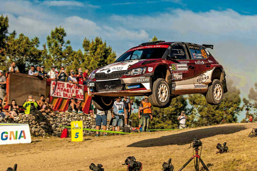Hoch hinaus: Bei der Rallye Sardinien zählen auch die Flugeigenschaften eines Autos