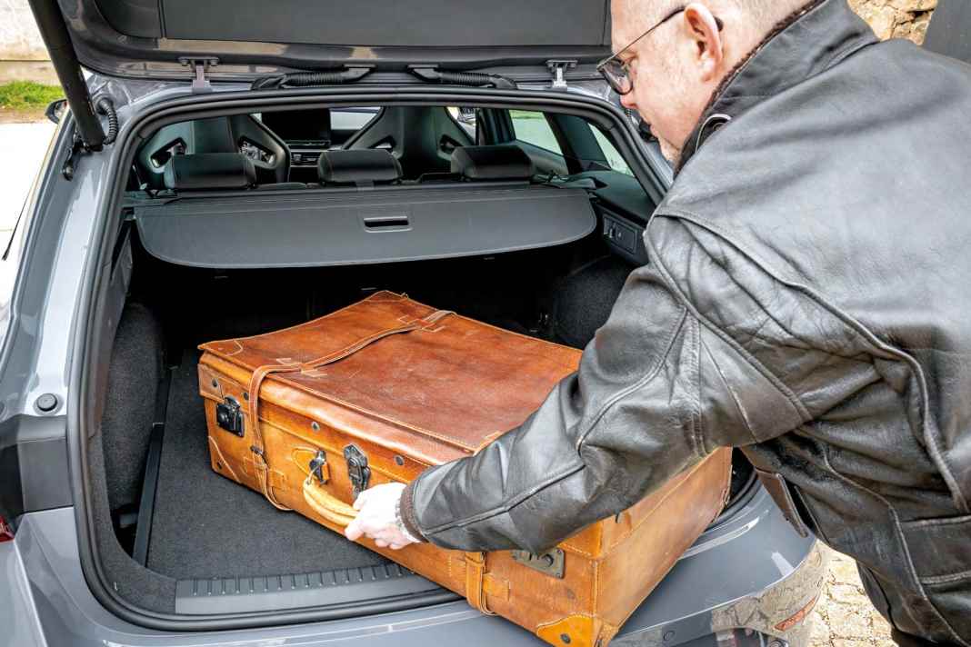 Kofferraum, wörtlich genommen. Unser Reisegepäck ist übrigens recht stattlich, was das Ladeabteil des Sporttourers kleiner wirken lässt als es tatsächlich ist