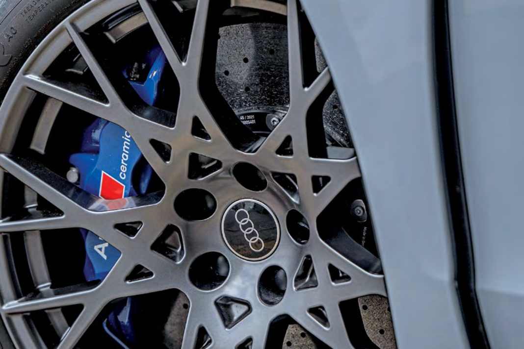 19-Zoll-Felgen in Motorsport-Optik, Pirelli-Semislicks und Keramikbremsen – nur ein Teil der Serienausstattung