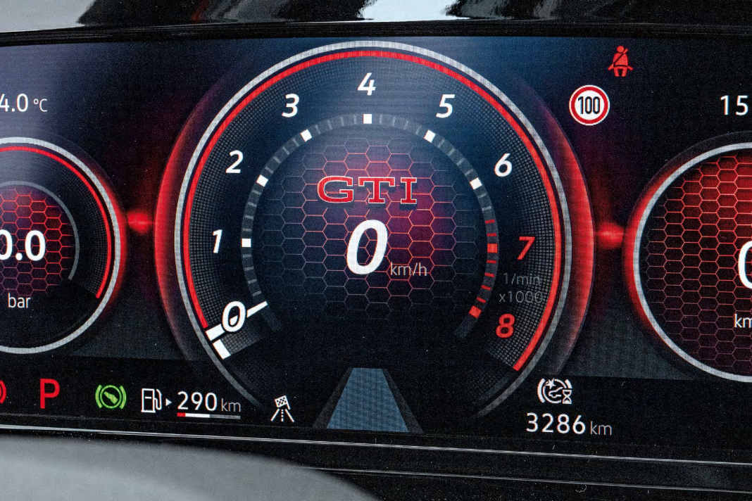 Serienmäßig kommt der GTI mit dem hochauflösenden Digital Cockpit Pro. Es bietet nicht nur viele Darstellungsoptionen, sondern auch zünftigere Layouts als die zivilen Golf-Brüder