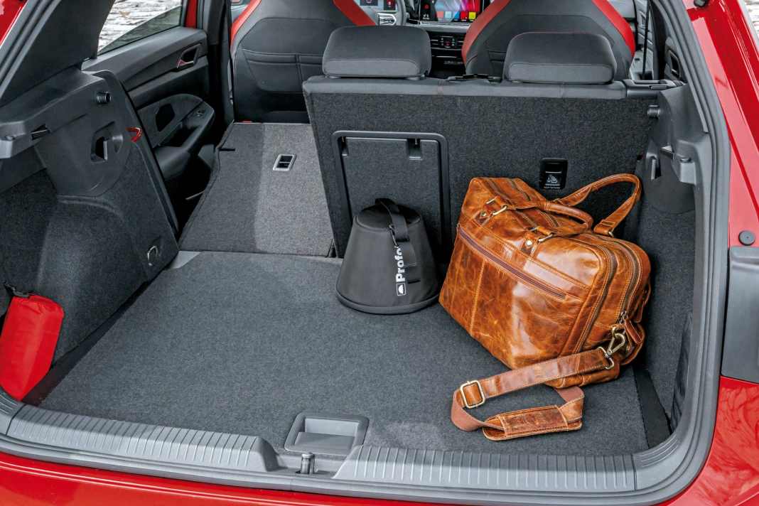 374 Liter Kofferraumvolumen adeln den GTI genauso zum Alltagsschmeichler wie die Möglichkeit zum flotten Umlegen der Rückbanklehne