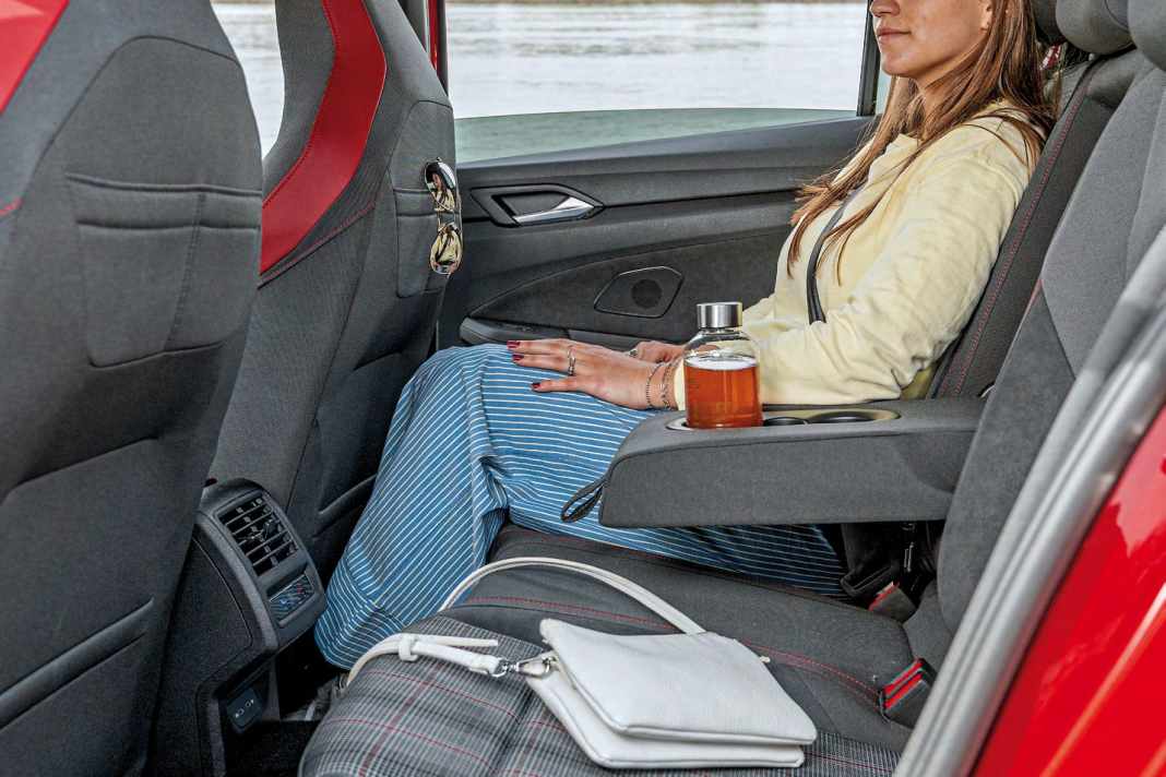 Im Golf-Fond reisen zwei Erwachsene komfortabel auf der Langstrecke. Über kürzere Distanzen klappt das auch zu dritt