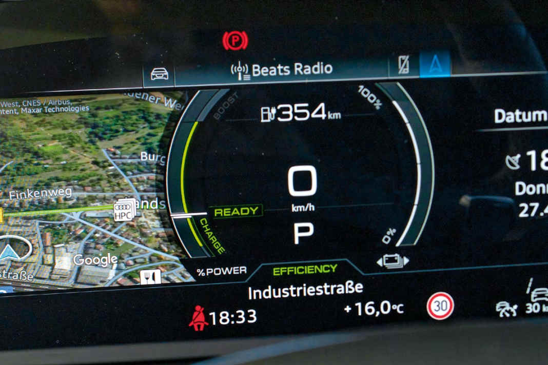 Das Virtual Cockpit plus (150 Euro) bietet zahlreiche unterschiedliche Ansichten. Immer zentral im Blick: die Reichweite, die dank des riesigen 106-kWh-Akkus auch in der Praxis stattliche 400 Kilometer beträgt – gut für die Nerven