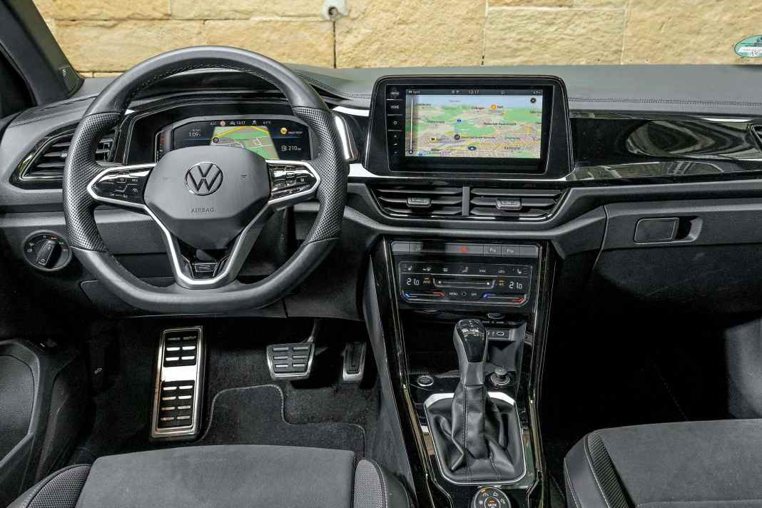 Aufgeräumtes Armaturenbrett mit aufgesetztem Touchscreen, MF-Lenkrad und Dekoreinlagen in „Lava Stone Black“