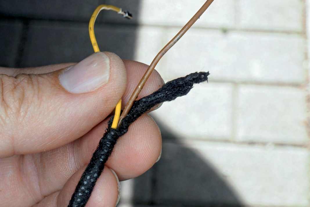 1 Türverkleidung abbauen; Umwickelung des Bausatz-Kabelstrangs auf 40 Zentimeter entfernen