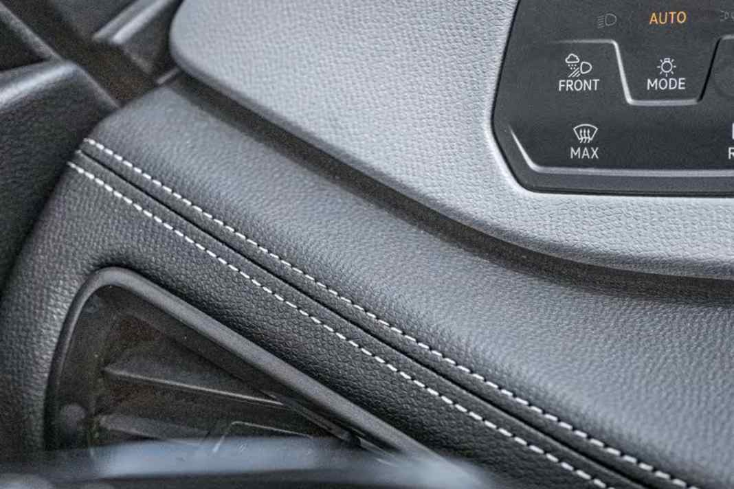 Das Interieur hat dank weicher Oberflächen und Kontrastnähten an Wertigkeit gewonnen