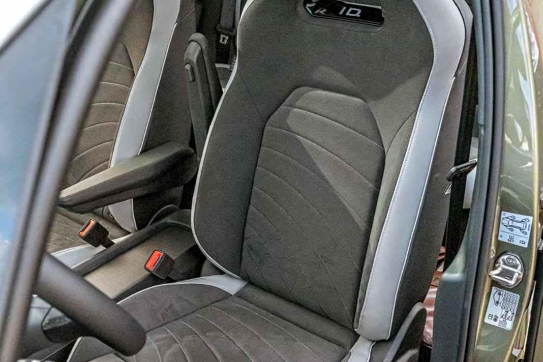 Für 4.180 Euro (Interieurpaket Plus Dunkel) ziehen sportliche Integralsitze mit Massageund Memoryfunktion in den ID.3 ein