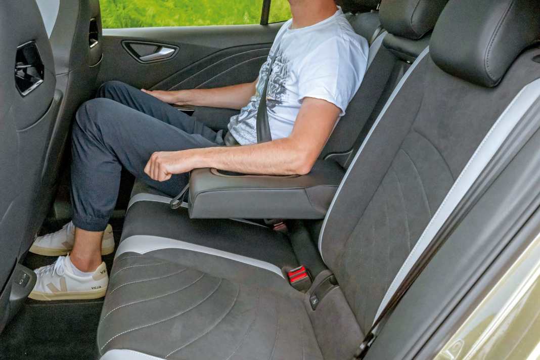 Bequeme Rücksitzbank, ordentliche Beinfreiheit – auch mit knapp 1,90 Meter Körpergröße. Etwas weniger Kopffreiheit als im Golf