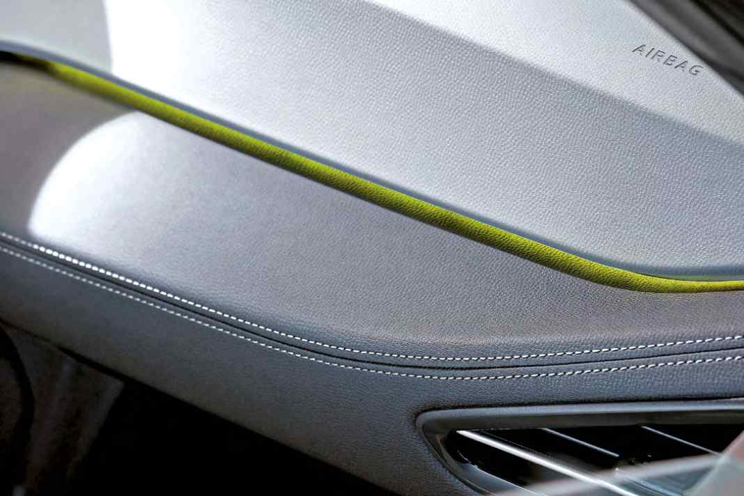 Der Innenraum verzichtet auf tierische Produkte, aber nicht auf Recyclingmaterialien. Diese finden sich in den Fußmatten, im Dachhimmel oder auch in den Türverkleidungen. Der Armaturenträger ist nun weich aufgeschäumt und besitzt Ziernähte in Kontrastfarben