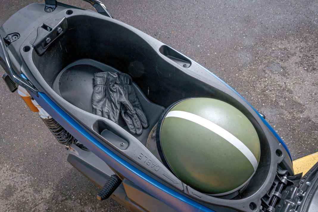 Das großzügige, 45 Liter fassende Fach unter der Sitzbank bietet Platz für zwei Helme – oder aber einen Helm plus Frühstücks-Semmeln