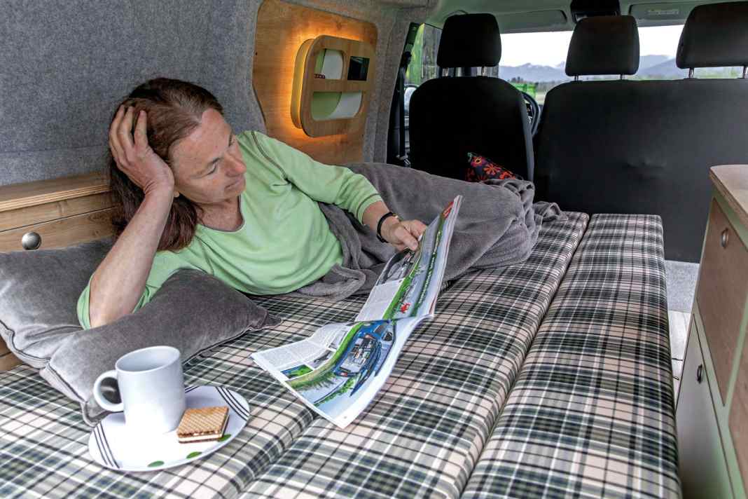 Das Ausziehbett ist ein Markenzeichen von Alpincamper. Hier misst es 200 x 120 Zentimeter, die Matratze ist dreiteilig