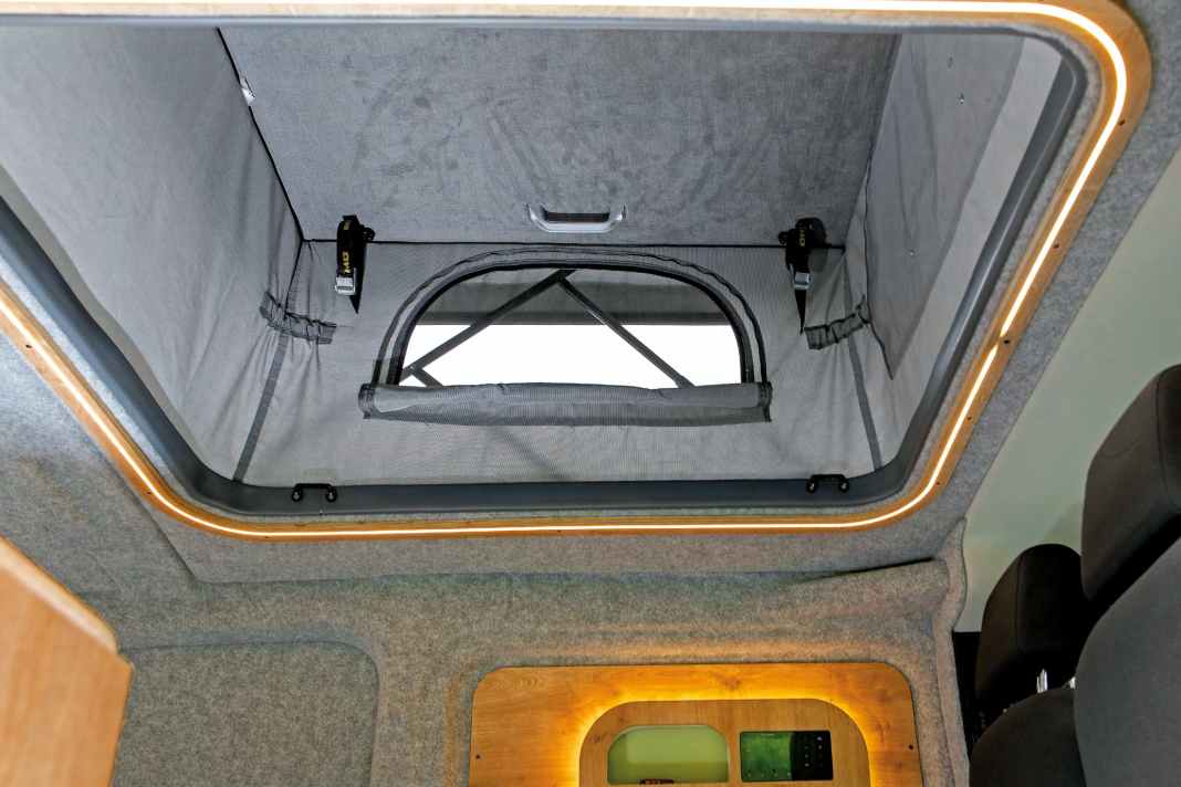 Lichtdom: Das Reimo-Dach verschafft dem Buzz einen enormen Zugewinn an Raum und Helligkeit