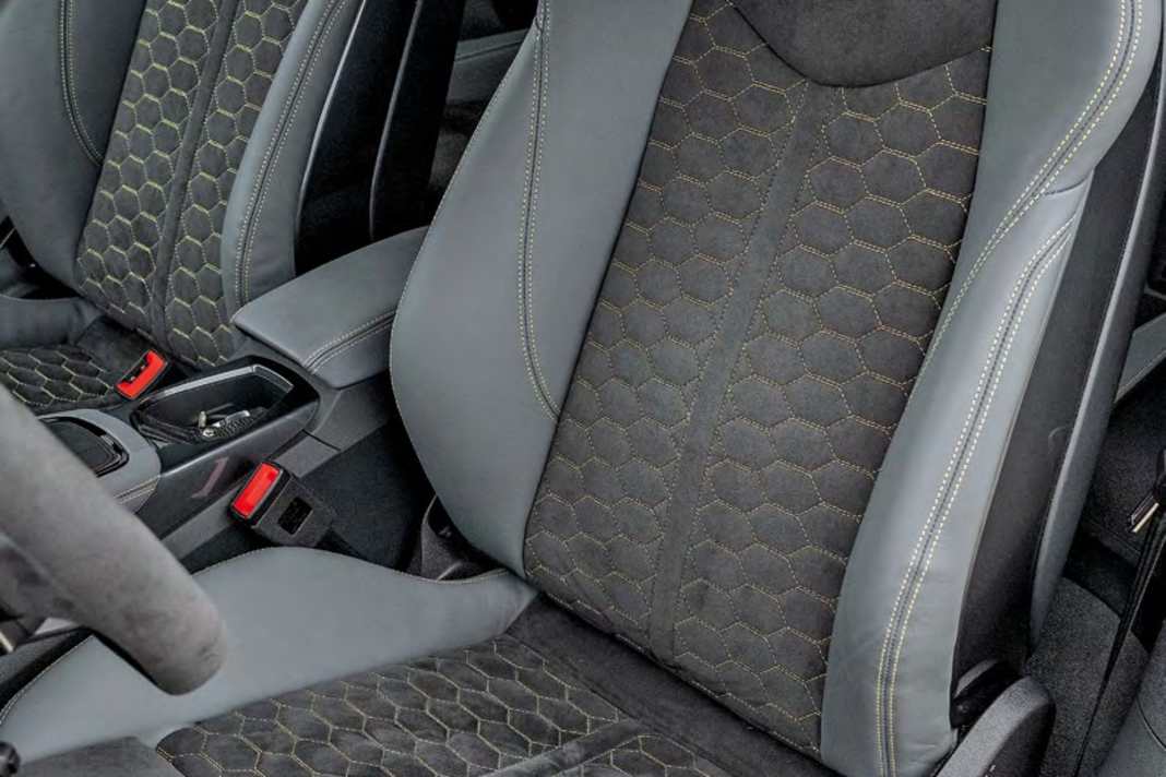 Vollelektrische, beheizbare RS-Sportsitze mit gesteppter, schwarzer Alcantara-Mittelbahn und Feinnappa-Wagen in Jetgrau. Dazu Kontrastnähte