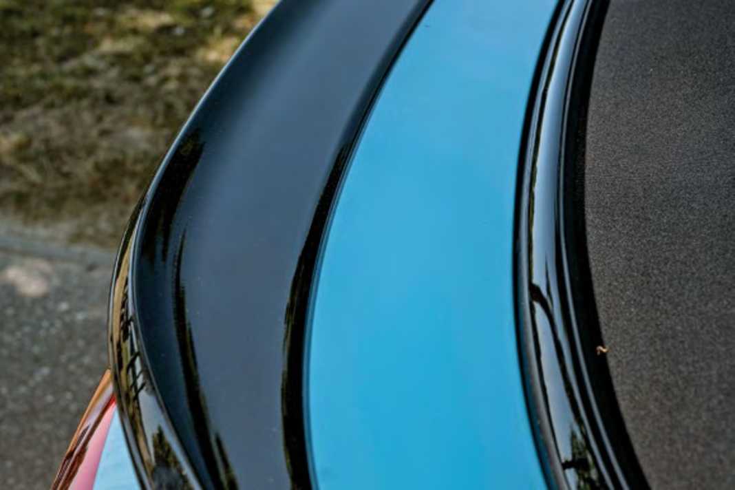 Bei allen T-Roc Cabrios sorgt ein Heckspoiler für die Extraportion Abtrieb. Die schwarze Version ist Teil des „Black Style“-Pakets für 725 Euro
