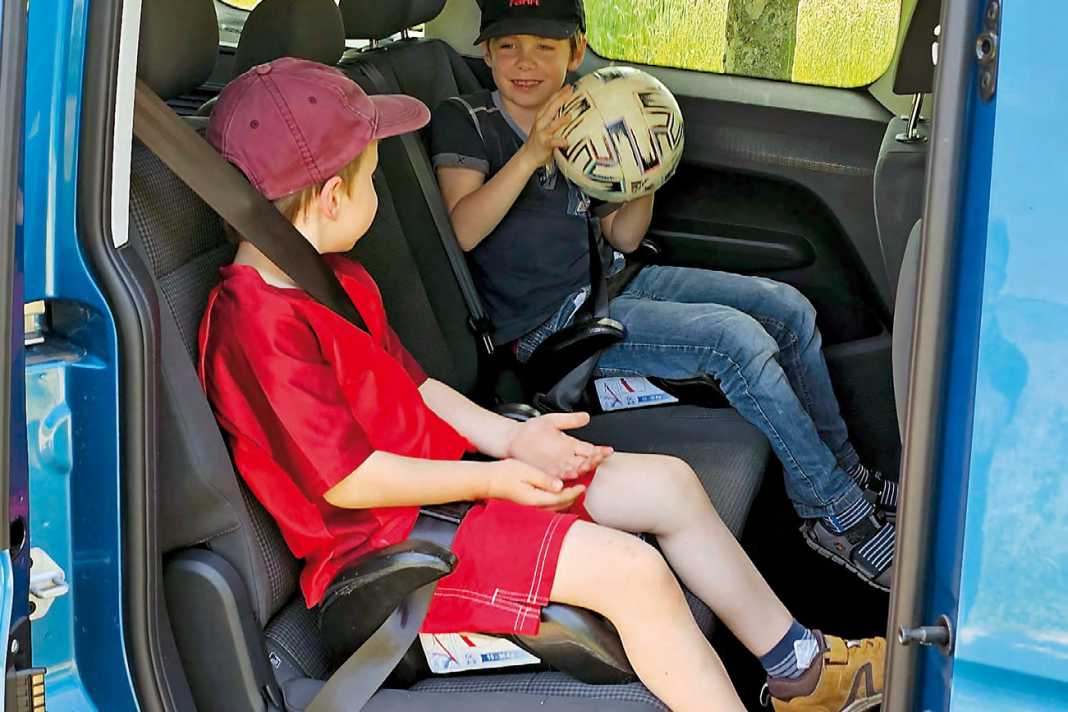 Beliebt bei Groß und Klein – die großzügigen Fondplätze. Die Lehnenneigung ist einstellbar, ganz Kleine können bequem über die Schiebetür platziert werden. Für eine größere Vielstimmigkeit an Bord sorgt optional eine dritte Sitzreihe