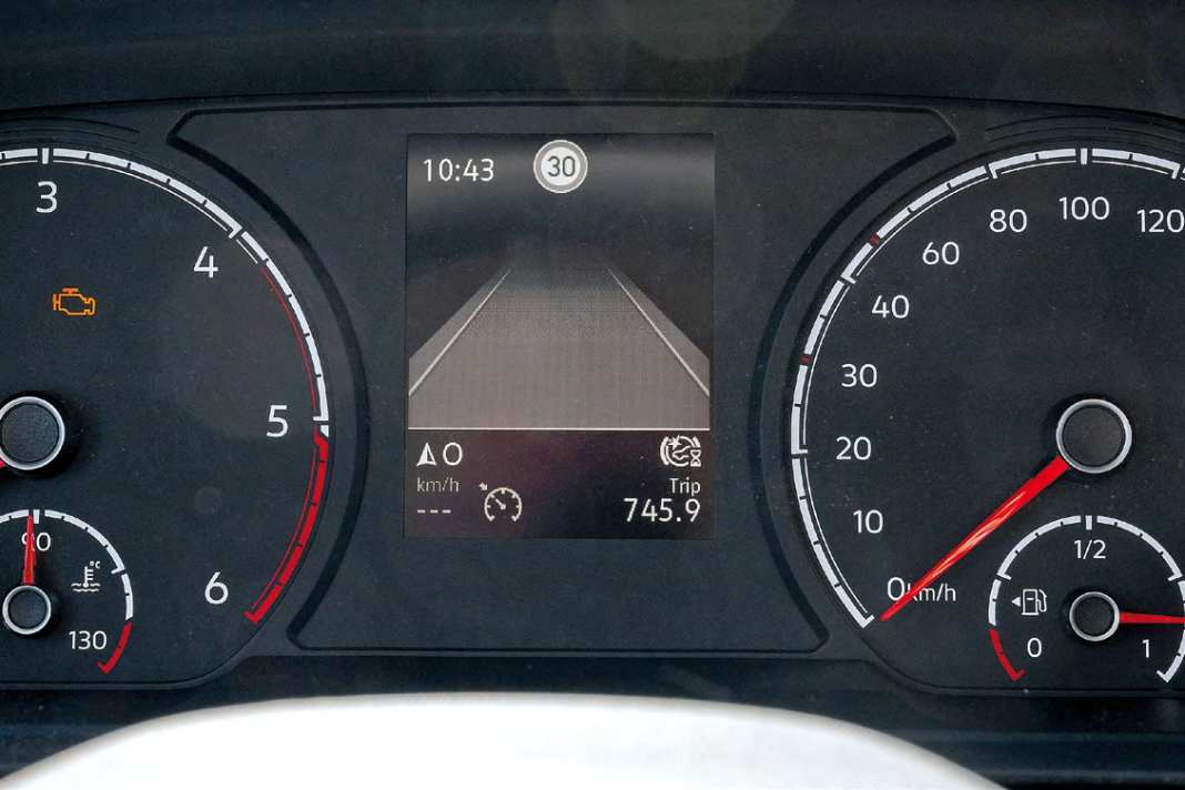 Vier-Uhren-Cockpit und eine Multifunktionsanzeige. Die Abblesbarkeit ist nach wie vor unerreicht. Optional gibt es digitale Anzeigen