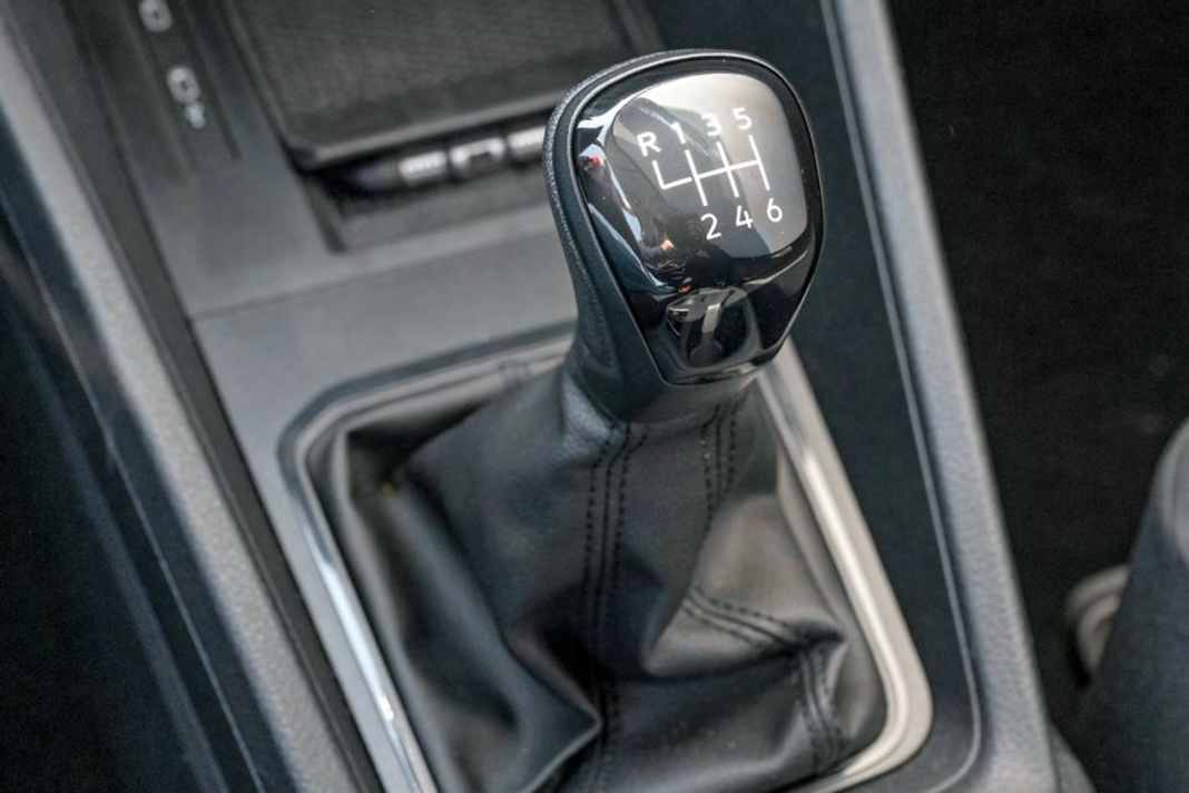 Knackig, leichtgängig und alternativlos: die Handschaltung. Optional gibt es eine induktive Ladeschale fürs Smartphone (im Foto: darüber)