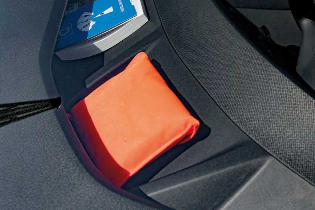 Praktische Ablagen in Hülle und Fülle – etwa auf der Armaturentafel oder unter dem Dach