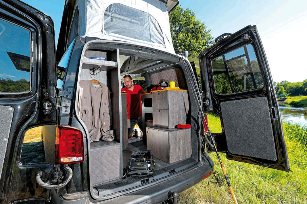 Wäre eine Heckklappe verbaut, könnten hier auch zwei Campingstühle untergebracht werden. Zudem wären die Möbel bei Regen ein wenig besser geschützt
